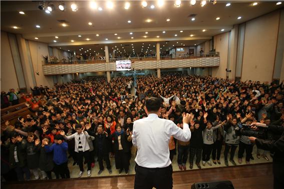 한국에서 집회를 인도하던 원준상선교사. 사진 = 라이트이너스