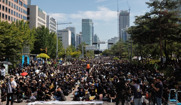 2일 오후 서울 여의도 국회의사당 역 인근에서 열린 50만 교원 총궐기 추모 집회에서 참석자들이 구호를 외치고 있다./뉴스핌