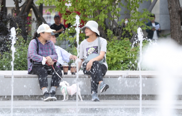 서울과 수도권 일부지역에 폭염주의보가 발효된 6일 오후 서울 종로구 광화문광장에서 시민들이 분수대에서 더위를 식히고 있다./뉴스핌