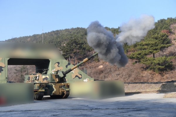 해병대 서북도서방위사령부 백령도 6여단과 연평부대가 5일 오후 북한의 해안포 사격에 대응한 K-9 자주포 해상 사격훈련을 하고 있다. [사진=국방부]