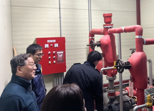 황준기 용인특례시 제2부시장(왼쪽)이 30일 죽전로데오상점가 소방펌프 기계실에서 시설을 점검하고 있다