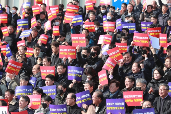 지난달 31일 오후 서울 여의도 국회에서 열린 50인 미만 소규모 사업장에 대한 중대재해처벌법 유예 촉구 기자회견에서 참석자들이 피켓을 들고 구호를 외치고 있다. /뉴스핌