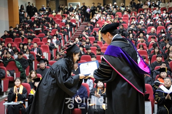 인천재능대학교가 제52회 학위수여식을 개최하고 졸업생 1017명에게 학위를 수여했다. 사진제공=인천재능대학교