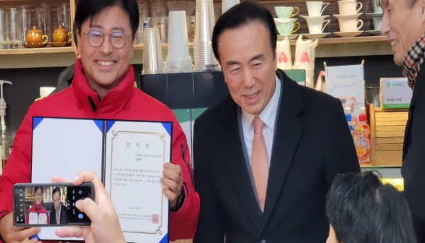 김종혁 후보(왼쪽)가 이규재 일산 힐스테이트 킨텍스 레이크뷰 입주자대표회장으로부터   감사장을 받고 있다.