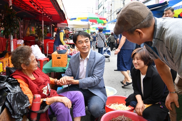 김상호 하남시장이 전통시장을 방문하여 지역화폐 하머니 이용 홍보에 나섰다.(사진제공=하남시)