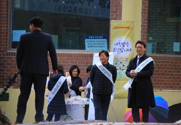 (과천=유형수기자)김종천 과천시장이 과천고등학교 앞에서 등교하는 청소년을 대상으로 가래떡을 나누어주며, ‘아침밥 먹기 캠페인’을 벌였다.(사진제공=과천시)