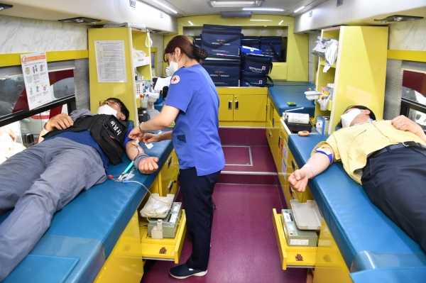 (하남=정영석기자)하남시가 하남시청 정문 헌혈버스에서 김상호 하남시장, 구성수 보건소장을 비롯한 공직자 20명이 참여한 가운데 ‘사랑의 헌혈봉사’행사를 진행했다.(사진=하남시)