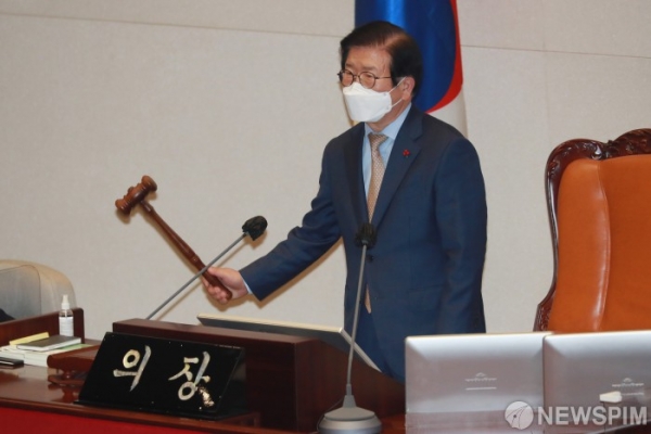 박병석 국회의장이 국회에서 필리버스터 종결을 알리는 의사봉을 두드리고 있다./뉴스핌 제공