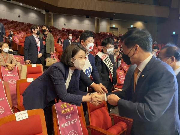 배현진 의원이 당원들과 인사를 나누고 있다.