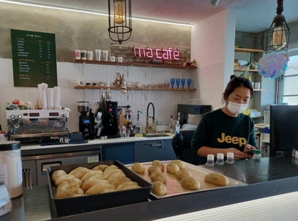 연천군 군남면에 위치한 장기선 마카페 이은하 대표가 저소득 가구를 위해 매월 수제마빵을 지원해 지역사회를 훈훈하게 하고 있다. (사진=연천군)