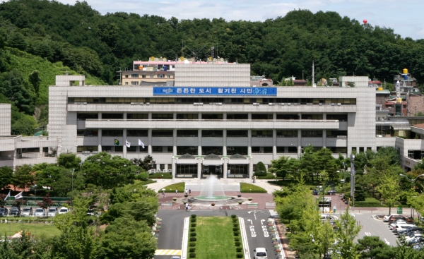 군포시가 2022년 군포시민대학 개강식 개최 및 첫 강의를 군포문화예술회관 철쭉홀에서 16일 진행했다.(사진=군포시)