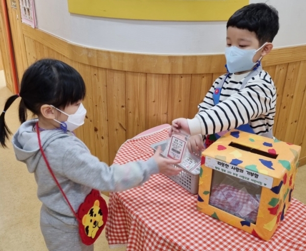어린이집 원아들이 나눔 장터에 참여하고 있는 모습. 사진 = 부영그룹