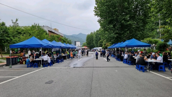 동두천시 소요동 새마을지도자·부녀회는 지난 18일 소요산 주차장에서 '소요사랑 이웃돕기 국수바자회'를 개최했다고 밝혔다. (사진=동두천시)