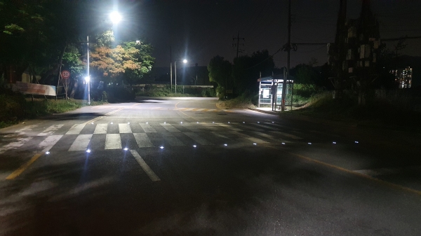 과천시는 최근 무신호 횡단보도를 이용하는 야간 보행자 안전을 위해 LED활주로형 표지병을 시범 설치했다고 밝혔다. (사진=과천시)