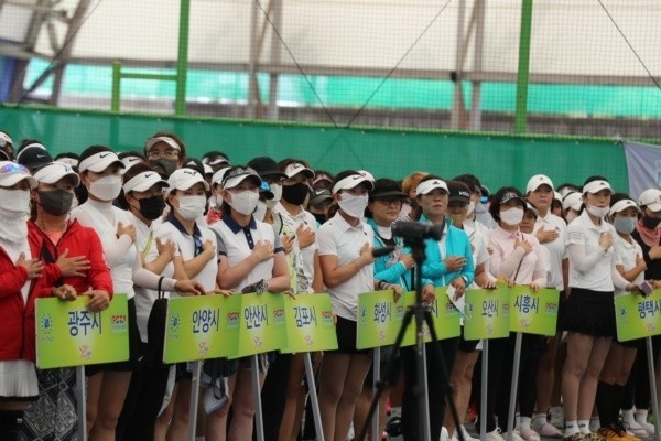 이천시테니스협회(회장 송진규)에서는 6월 22일 이천시 설봉테니스장외 보조구장에서 경기도 여성 테니스 동호인들을 대상으로 하는 『2022 경기도 31 시․군 대항 여성테니스 대회』를 개최했다(사진=이천시)
