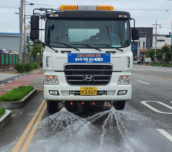 시흥시는 도로 재비산 먼지로 발생하는 미세먼지를 제거하고자 지난 3월부터 6월까지 집중관리도로 구간에 총 11대의 살수차를 운영해 진행했다고 밝혔다. (사진=시흥시)