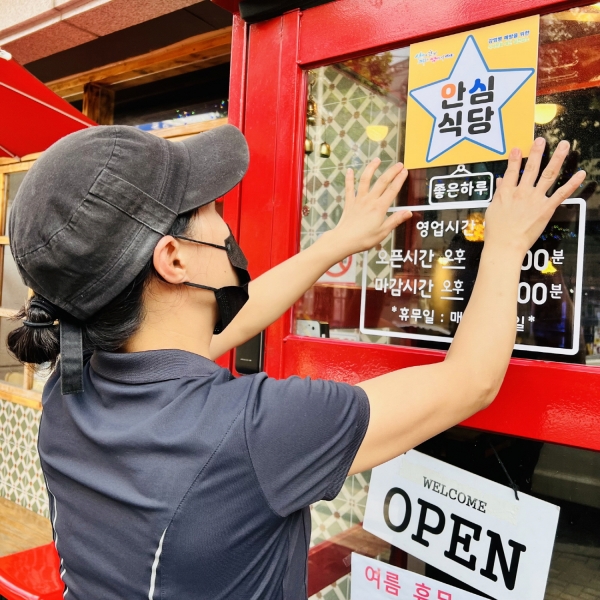 안산시는 코로나19 재확산 예방과 외식업 활성화에 기여하기 위해음식점 안심식당 지정사업을 확대 운영한다고 9일 밝혔다.(사진=안산시)