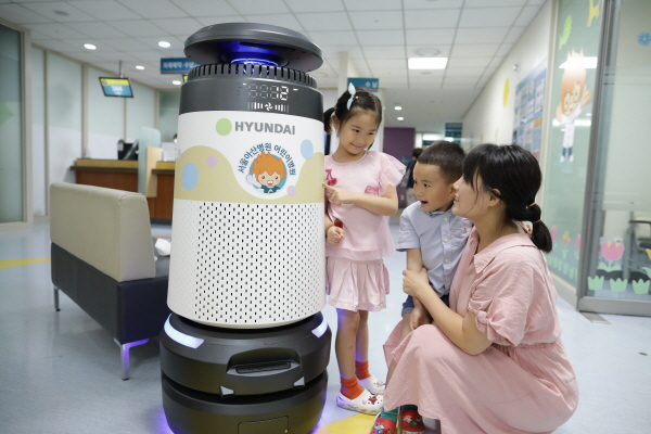 서울아산병원 신관 1층 어린이병원에서 운영되고 있는 현대로보틱스 방역로봇의 모습. 사진 = 현대중공업