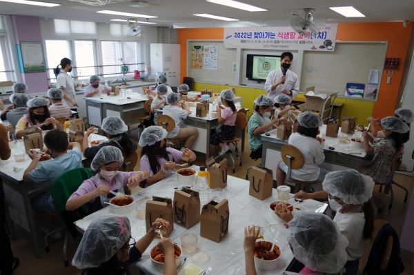 안산시 학교급식지원센터는 지난 19~20일 이틀간 석호초등학교서 3학년 학생 160여명을 대상으로 찾아가는 식생활 교육의 일환으로 고추장 만들기 체험행사를 진행했다고 21일 밝혔다. (사진=안산시)