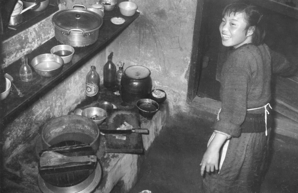 (1950년대)임인식 부엌에서 음식준비. 사진 = 서울시