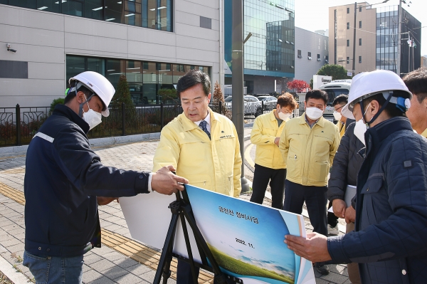 김성제 의왕시장은 14일 관내 하천 정비사업, 주민참여예산 공원 리모델링 사업 등 주요 사업에 대한 점검에 나섰다.