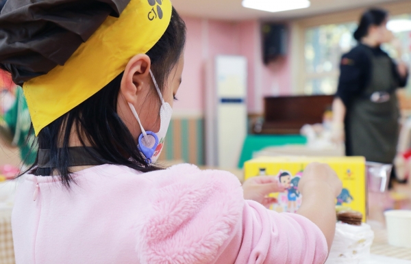 지난 8일, 인천 중구 인천공항 어린이집에서 진행된 쿠킹클래스에 참가한 한 어린이가 캐리 장식으로 케이크를 꾸미고 있다