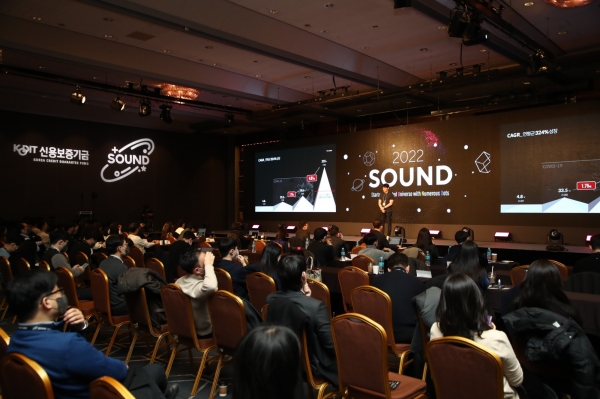 서울 코엑스 그랜드볼룸에서 진행된 'SOUND 2022' 프로그램 중 'U-CONNECT FINAL'에 참여한 (주)티오더 권성택 대표가 IR 피칭을 하고 있다.[사진제공=신용보증기금]