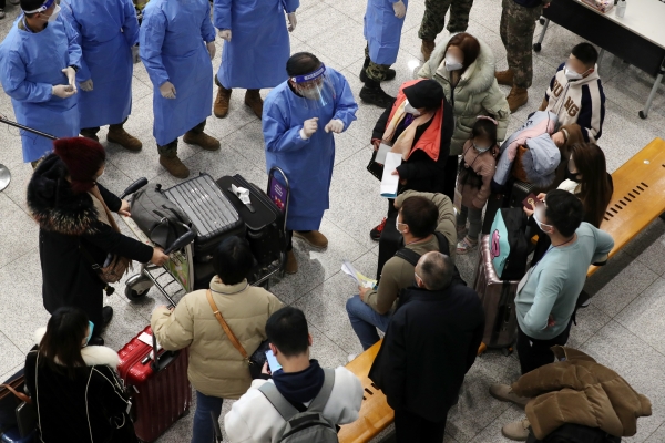 중국발 입국자 모두에 대해 신종 코로나바이러스 감염증(코로나19) 유전자증폭(PCR) 검사를 하는 고강도 방역 대책이 시작된 2일 오전 인천국제공항 제1여객터미널 입국장에서 중국에서 입국한 해외여행객들이 의료진 및 군 방역 관계자들의 검사 관련 안내를 받고 있다. /뉴스핌