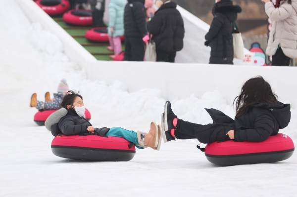 2022년 12월 31일 의왕시 왕송호수 잔디광장에 열린 왕송호수 겨울 축제가 겨울방학을 맞은 아이들의 인기를 한 몸에 받고 있다.(사진=의왕시)