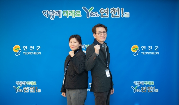박은애(왼쪽) 우수상, 이승윤 팀장 최우수상(사진=연천군)