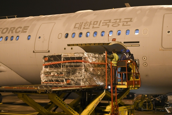 공군 튀르키예 지진피해 긴급지원 임무요원들이 7일 인천공항에서 튀르키예로 보내기 위한 구호물품을 공군 다목적공중급유수송기 KC-330에 적재하고 있다. /사진=공군제공