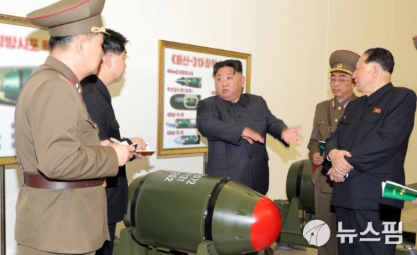 김정은 북한 국무위원장이 27일 핵무기 병기화 사업을 지도했다고 관영 중앙통신이 28일 보도했다. [사진=조선중앙통신, 뉴스핌]