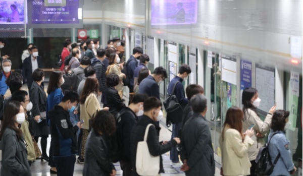 김포공항역에서 시민들이 김포도시철도(김포골드라인)를 이용해 출근하고 있다. /뉴스핌