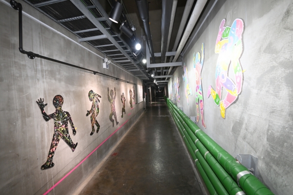 배관 등이 그대로 남아 있는 고색뉴지엄 지하 복도에 어린이들의 작품이 설치돼 있다.(사진=수원시)