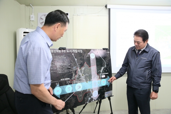김진수 신성장전략과장(왼쪽)이 최대호 안양시장(오른쪽)에게 인덕원 등 도시개발사업 대상지에 대해 브리핑을 하고 있다(사진=안양시)