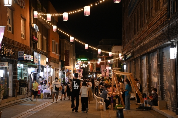 수원시의 여름밤을 즐길 수 있는 수원 문화재 야행이 진행된 행궁동 일대를 시민들이 즐기고 있다.(사진=수원시)