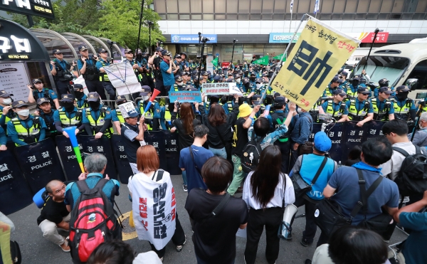 이재명 더불어민주당 대표의 체포동의안이 가결된 21일 오후 서울 여의도 당사앞에 이 대표의 지지자들의 몰려 있다./뉴스핌