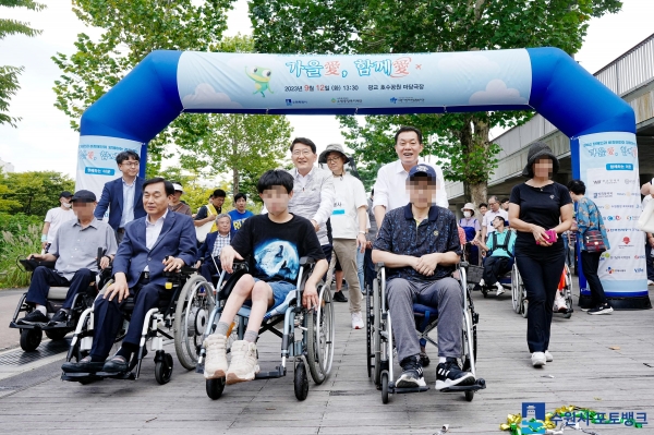 지난 9월12일 광교호수공원에서 열린 ‘가을애(愛) 함께애(愛) 걷기대회’에 참석한 이재준 수원특례시장과 수원시민(장애인, 비장애인)들이 함께 걷고 있다.(사진=수원시)
