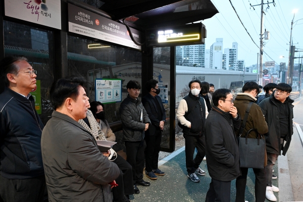 3월 5일 김동근 시장이 이편한세상 신곡포레스타뷰 아파트 정류소에서 57-1번 시내버스를 기다리며 정류소 상황을 살펴보고 있다.(사진=의정부시)
