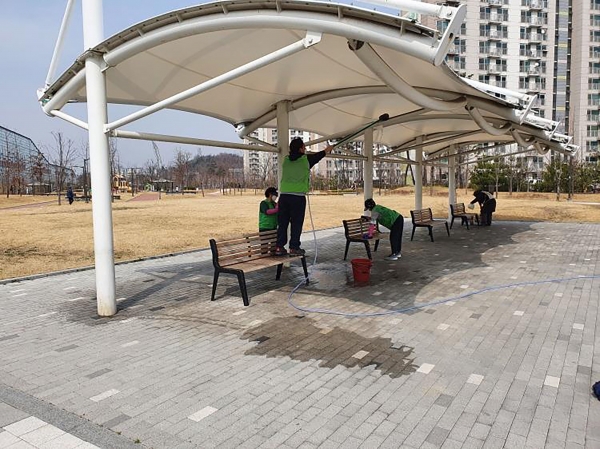 봄맞이 성남시내 모란근린공원 내 벤치 청소 중(사진=성남시)