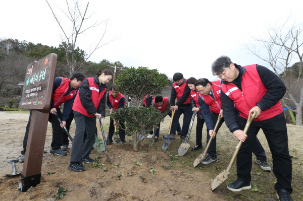 LG생활건강 임직원과 울산 지역사회 관계자들이 지난 26일 울산 양정동 오치골공원에서 나무를 심고 있다. 사진 = LG생건